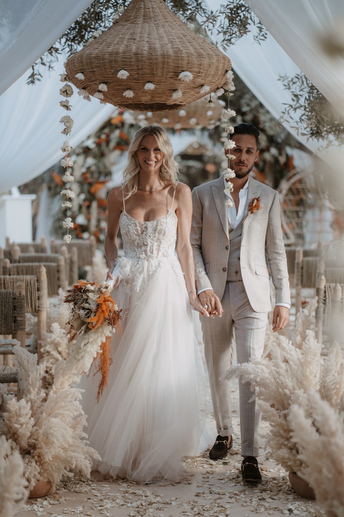 Wedding couple in a bohemian-chic ceremony setting