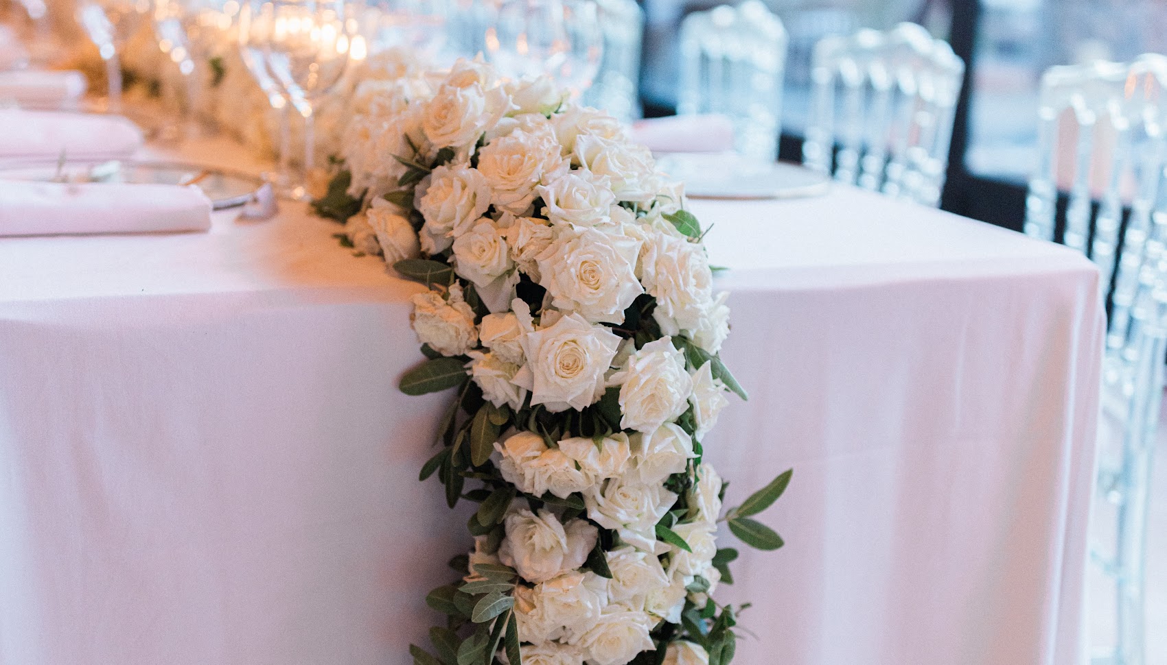 Elegant reception table in a Marrakech hotel